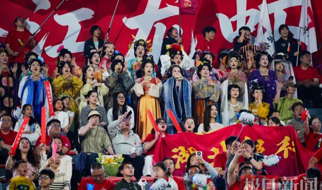 潜江赛场内外皆精彩：来看一场球，爱上一座城|楚超|体育场|潜江中学体育场|足球联赛|揭幕战_新浪体育_新浪新闻